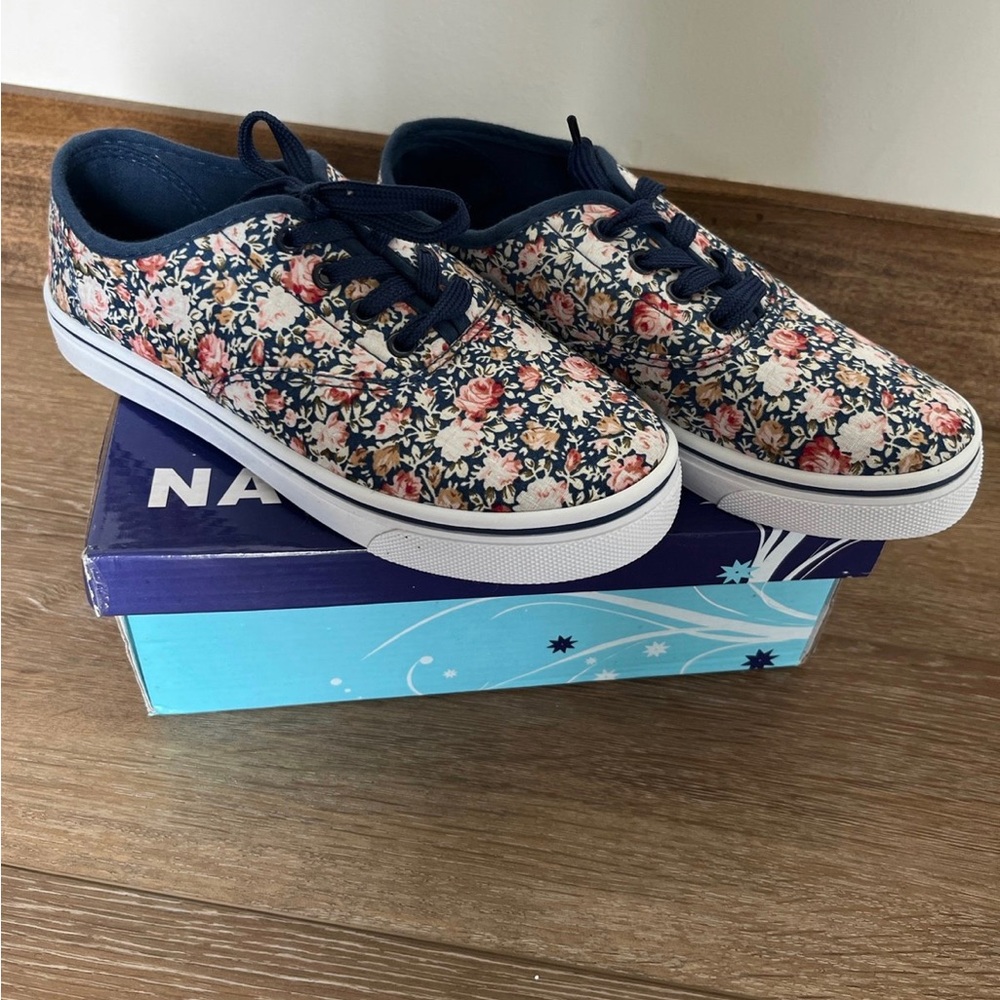 NWT Girls floral sneaker size 3